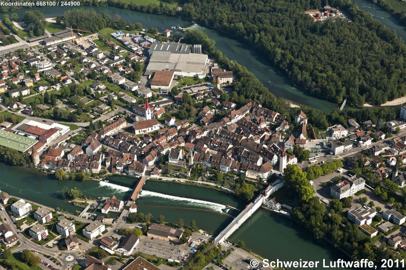 Bremgarten (AG), Altstadt; am Ende der Eisenbahnbrücke: Spittelturm. Rechts im Bild: Schulanlagen (Bezirksschule, Primarschule)